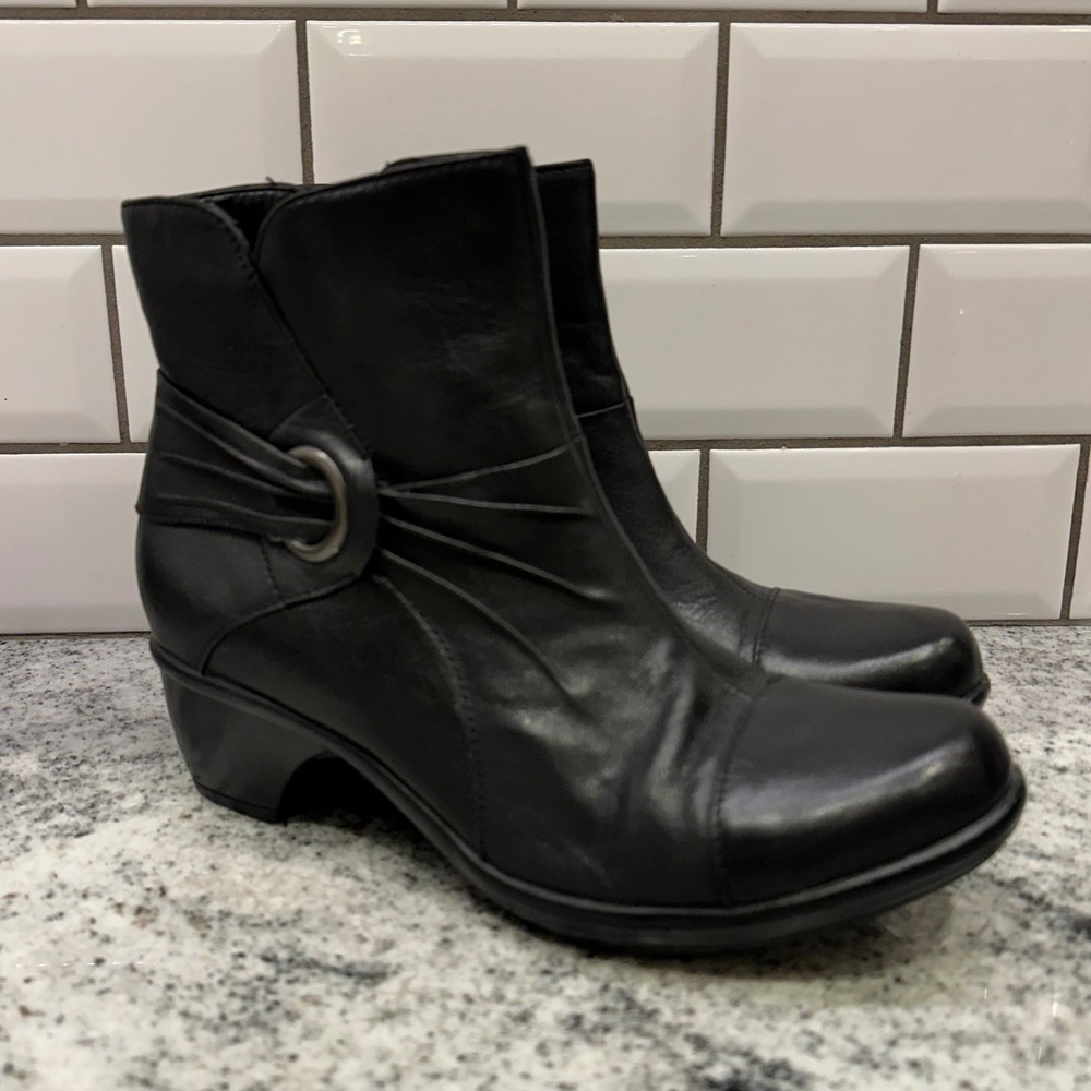 Clarks Women 8.5 Ankle Boots Black Leather Ruched Side Zip Low Heel Classic Chic
